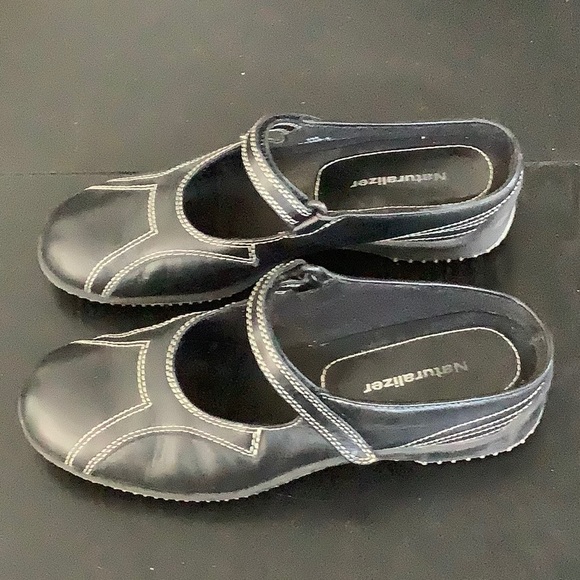 Naturalizer black leather Velcro strap shoe size 7 - Picture 5 of 5